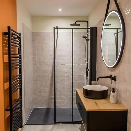 Prázdninový dům Domaine De Merins, 10 Couchages Avec Piscine, Face A La Riviere, A 4km De La